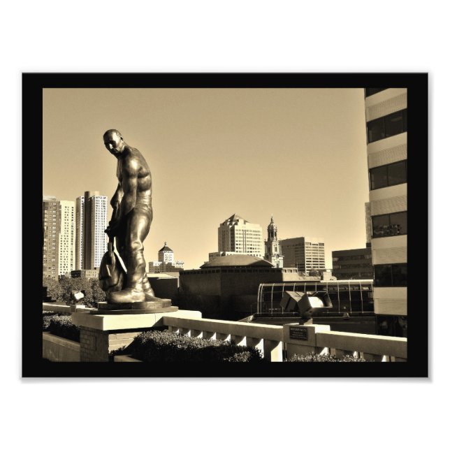 Foto Homem na Estátua do Trabalho (Frente)