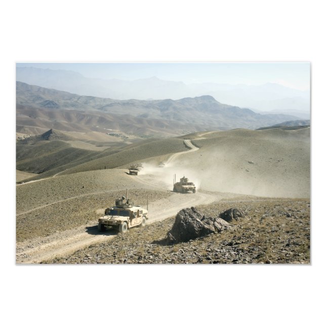 Foto Humvees atravessam estradas de montanha robustas (Frente)