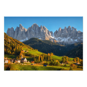 Foto Igreja e aldeia com paisagem montanhosa
