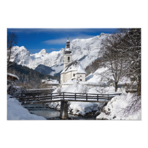 Foto Igreja na neve com montanhas alpes
