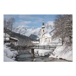 Foto Igreja na neve com montanhas alpinas no inverno