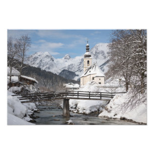 Foto Igreja na neve com montanhas alpinas no inverno