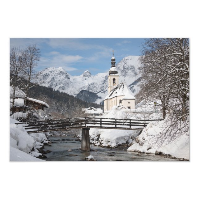 Foto Igreja na neve com montanhas alpinas no inverno (Frente)