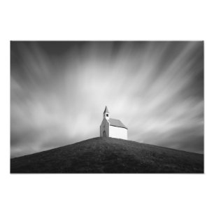 Foto Igreja numa colina em preto e branco