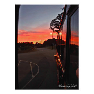 Foto Impressão, reflexo do nascer do sol no ônibus esco