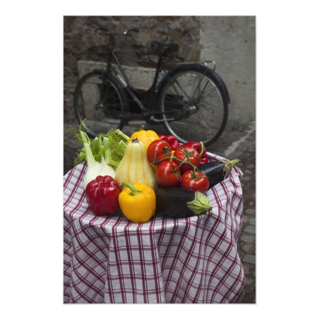 Foto Itália, Província de Brescia, Gargnano. Mesa com (Frente)