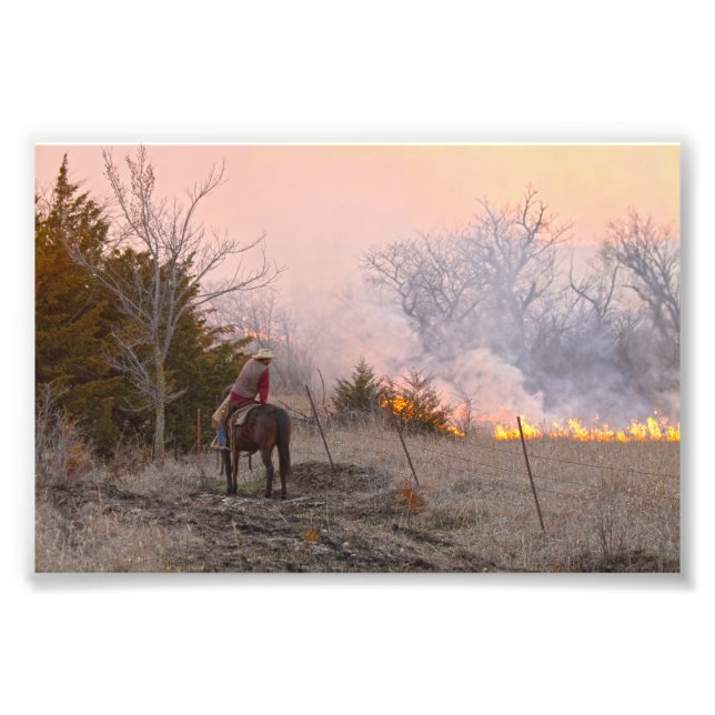 Foto Kansas Rancher Assistindo a uma Queima Prairie Con (Frente)