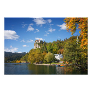 Foto Lago Bled com árvores em cores do outono na Eslovê