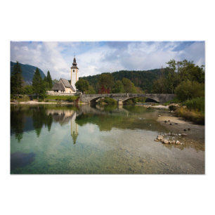 Foto Lago Bohinj com a igreja no impressão de Slovenia