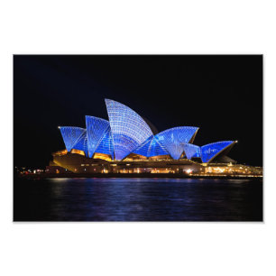 Foto Lit do teatro da ópera de Sydney acima no azul na