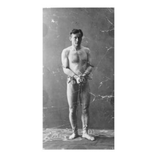 Foto Mágico Harry Houdini que está nas correntes