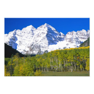 Foto Maroon Bells com floresta de álamos no outono.