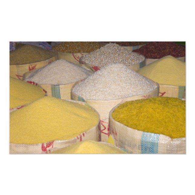 Foto Massas, grãos e arroz em sacos no souk em (Frente)