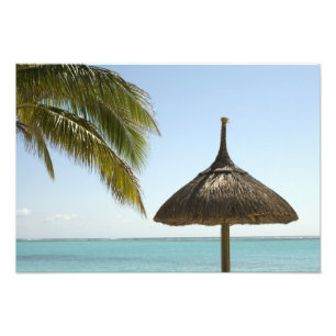 Foto Maurícia. Cena de praia idílica com guarda-chuva