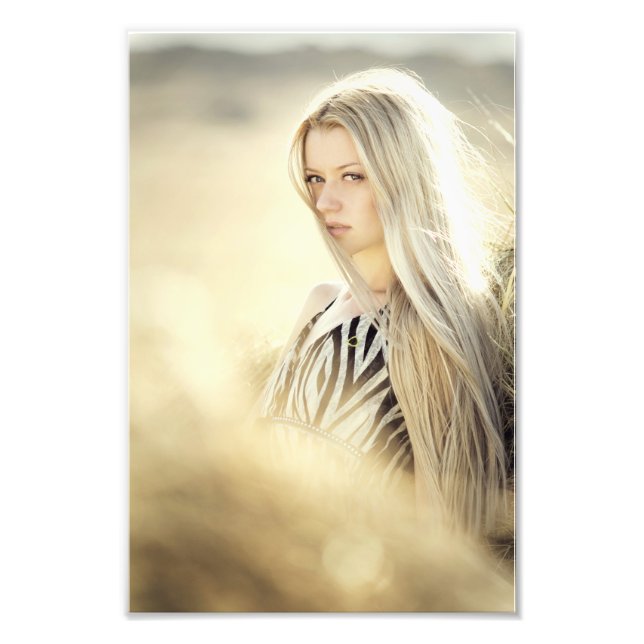 Foto Menina loura legista em branco e vestida preto fin (Frente)