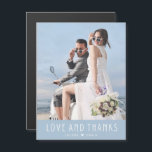 Foto Moderna Casamento Obrigado<br><div class="desc">Compartilhe a sua foto favorita do casamento e diga obrigado aos seus convidados do casamento com o obrigado azul moderno "Amor e obrigados" que você imã. Personalizado com sua foto favorita do dia do casamento   nomes. Estes ímãs fazem um excelente de manutenção que seus amigos e família vão gostar.</div>