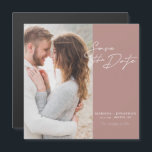 Foto Moderna Salva O Cartão Magnético De Casamento<br><div class="desc">Design elegante e moderno apresenta um script de tipografia Salvar a data e sua foto favorita em um fundo de blush. Ideal para anunciar seu casamento em voga,  minimalista. Personalize facilmente detalhes importantes e sua melhor foto de escolha.</div>