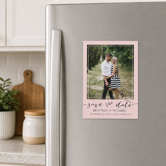 Foto Moderno Salvar Data Rosa Cor-de-Rosa  (Pick the best picture from your engagement shoot or your favorite picture of the two of you.)