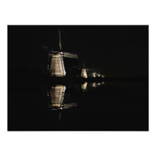 Foto Moinhos de vento iluminados em Kinderdijk no