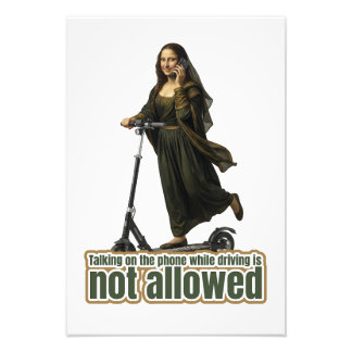 Foto Mona Lisa on the phone  riding a kick scooter