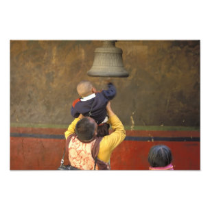 Foto Monge budista tibetano levantando um menino para t