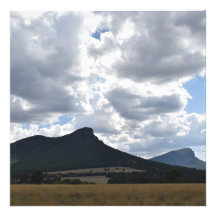 Monta Sturgeon e Abrupto Sob Nuvens Dramáticas