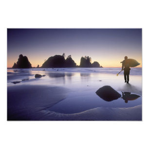 Foto Montagem do homem carregando kayak, ShiShi Beach,