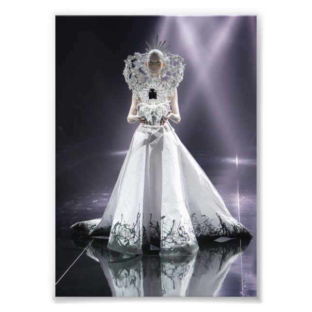 Foto Mulher Branca Dramática com Cabelo Futurístico (Frente)