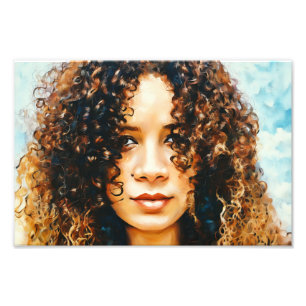 Foto Mulher com Cabelo Curvo sob fundo azul-céu