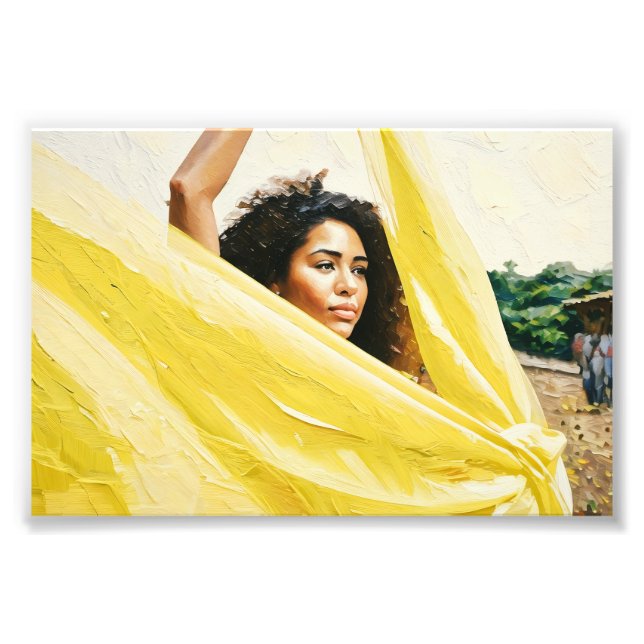 Foto Mulher Expressiva segurando Tecido amarelo (Frente)