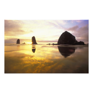 Foto N.A., EUA, Oregon, Pôr do sol na Cannon Beach com