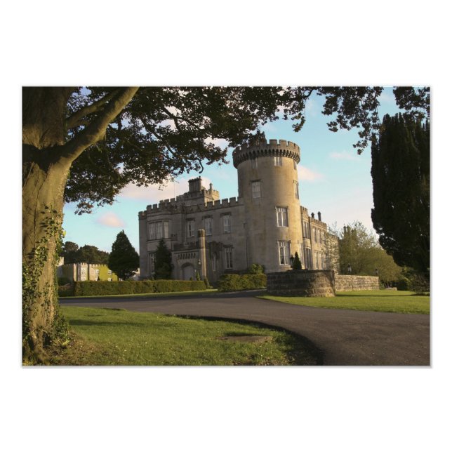 Foto Na Irlanda, a entrada lateral do Castelo Dromoland (Frente)