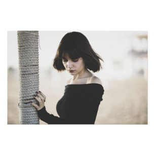 Foto Na moda, jovem mulher no topo do ombro preto