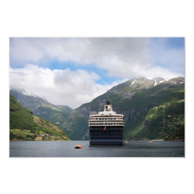 Foto Navio de cruzeiro em Geirangerfjord impressão (Frente)