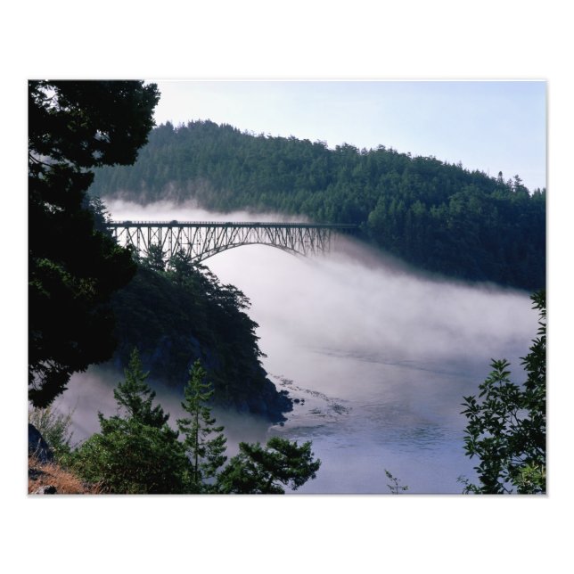 Foto Névoa deriva sob a ponte Deception Pass em (Frente)