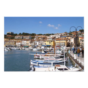 Foto No porto na vila de Cassis. Pesca e