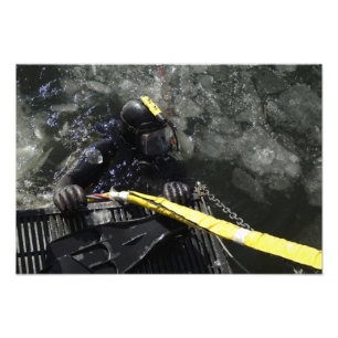 Foto O Marinho norte-americano Diver se prepara para in