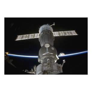 Foto O membro da terra cruza uma nave espacial de Soyuz