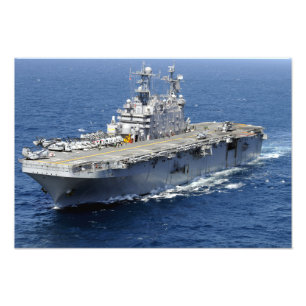 Foto O navio de assalto anfíbio USS Peleliu