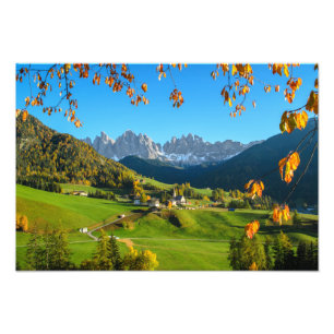 Foto O vale de Funes dos di de Val com folhas de outono