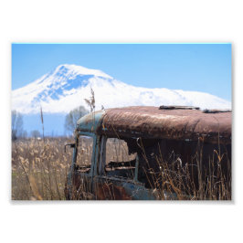 Foto Ônibus velho e enferrujado com o mt. Ararate