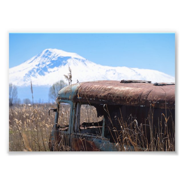 Foto Ônibus velho e enferrujado com o mt. Ararate (Frente)