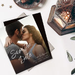 Foto orçamentária V MOD Chic 4 LG Salvar Data<br><div class="desc">** SATIN PAPER É PAPEL FINO. ATUALIZE O PAPEL PARA OBTER UM PAPEL MAIS ESPESADO. TEM UMA OPÇÃO PARA ENVELOPES. *** Economize dinheiro em convites com este convite menor que tem uma opção para envelopes. Prepare seus convidados para o maravilhoso casamento com sua Foto V MOD Chic 4 LG Salve...</div>