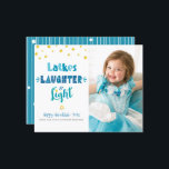 Foto Orçamento Chanucá Trava Cartão Luminoso<br><div class="desc">"Latkes, riso e luz." Uma tipografia divertida e caprichosa feita à mão em azul empoeirado, turquesa e chalé e uma estrela de folha de ouro aleatória do padrão David em um fundo branco, junto com a foto de sua escolha, ajuda você a instigar em Chanucá. Linhas brancas desenhadas à mão...</div>