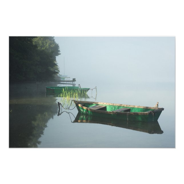 Foto Os barcos na água calma do lago (Frente)