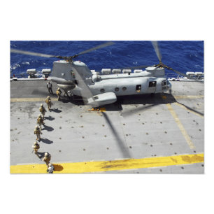 Foto Os fuzileiros navais embarcam um helicóptero do
