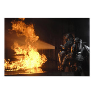 Foto Os sapadores-bombeiros extinguem um abeto simulado