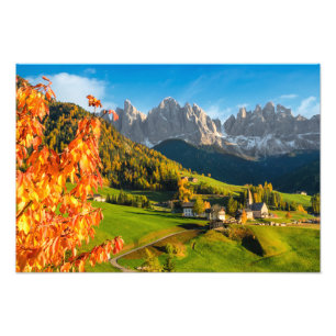 Foto Outono em uma paisagem das dolomites com igreja
