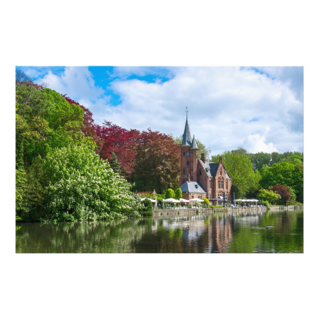 Foto Pequeno castelo perto do lago em Bruges, Bélgica (Frente)