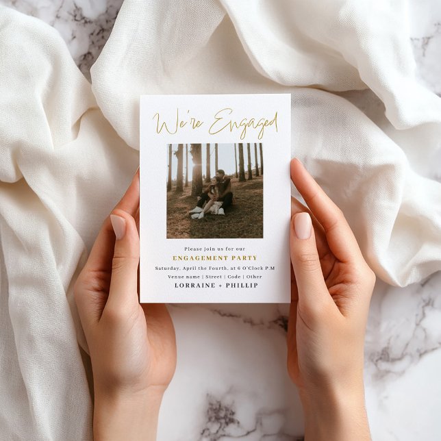 Foto Perfeita, 2 anúncio de noivado com foto (Romantic engagement photo card with earthy tones and minimalist style.)